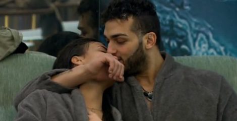 Ricky y Sofía besándose