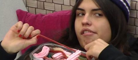 Sofía comiendo chuches mientras se confiesa con Niedziela | Foto: Telecinco.es