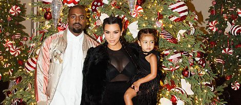 a estampa navideña de Kim Kardashian, Kanye West y North West | Foto: KimKardashianWest