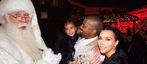 Kim Kardashian, Kanye West y North West charlando con Santa Claus | Foto: KimKardashianWest