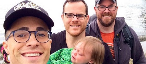 Colton Haynes junto a su hermano Joshua, su cuñado Scott y su sobrina Wren | Instagram