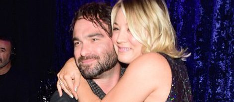 Kaley Cuoco y Johnny Galecki en los People's Choice Awards 2016 | Gettyimages