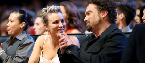 Kaley Cuoco y Johnny Galecki en los People's Choice Awards 2015