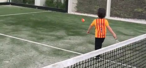 Milan Piqué jugando al tenis con su padre / Instagram