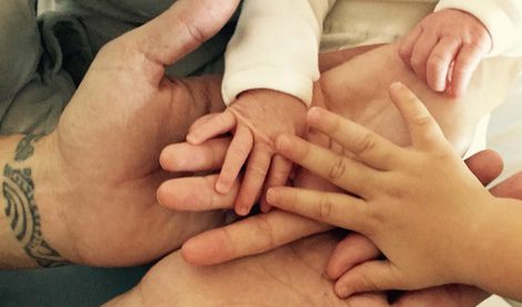 Las manos unidas de Puyol y Vanesa Lorenzo con sus hijas / Instagram