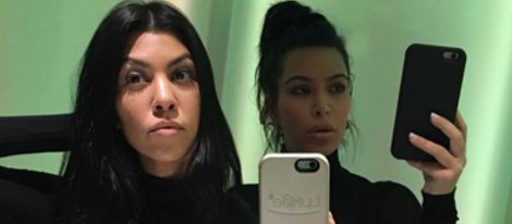 La polémica imagen de Kourtney y Kim Kardashian | Foto: Instagram