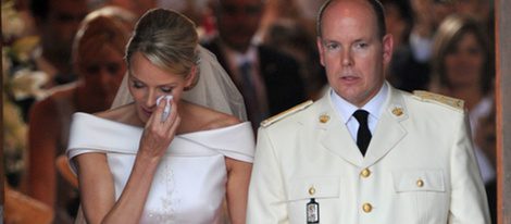 Alberto y Charlene de Mónaco salen de Santa Devota tras depositar el ramo de novia