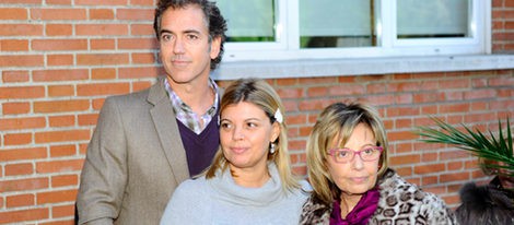 Terelu Campos con su novio Carlos y su madre María Teresa Campos a su salida del hospital