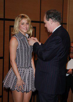 Shakira es nombrada Caballero de las Artes y las Letras de Francia en compañía de sus padres