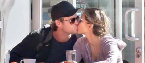 Elsa Pataky y Chris Hemsworth besándose
