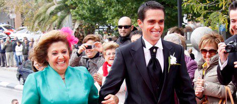 Alberto Contador, con su madre el día de su boda