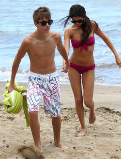 Justin Bieber y Selena Gomez en las playas de Hawai