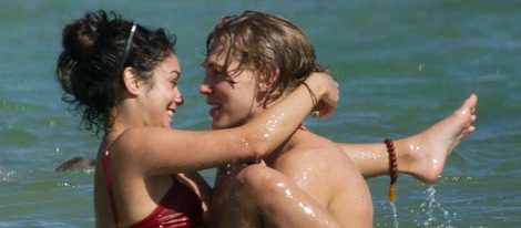 Vanessa Hudgens y Austin Butler en las playas de Hawai