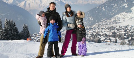 Los Príncipes Federico y Mary de Dinamarca disfrutan de la nieve de Suiza con sus cuatro hijos