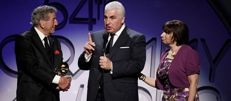 Tony Bennett y los padres de Amy Winehouse en los Grammy 2012
