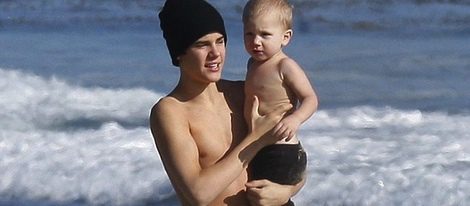 Justin Bieber se relaja en la playa junto a su hermano pequeño