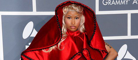 Nicki Minaj con un vestido rojo de Versace