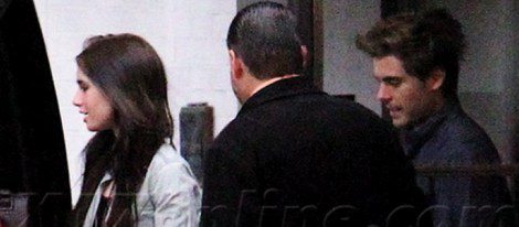 Zac Efron y Lily Collins pillados saliendo juntos de un restaurante