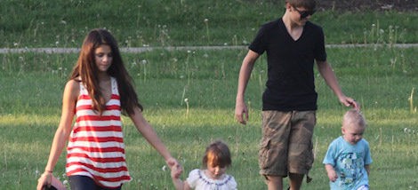 Selena Gomez y Justin Bieber con sus hermanos pequeños