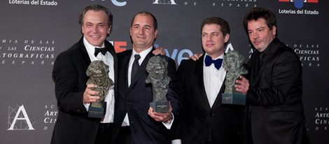El actor José Coronado y el director Enrique Urbizu posan con sus Goyas 2012 por 'No habrá paz para los malvados'