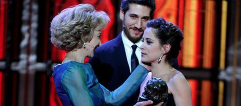 Marisa Paredes y Alberto Ammann entregan el Goya a Mejor Actriz Revelación a María León