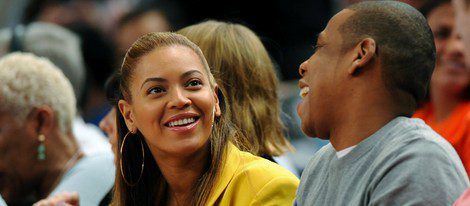 Beyoncé y Jay Z en un partido de baloncesto