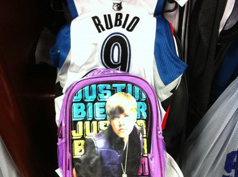 La novatada de la NBA a Ricky Rubio: cargar con una mochila de Justin Bieber toda la temporada