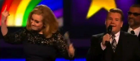 Adele dedica una 'peineta' a los directivos de los Premios Brit 2012 por interrumpir su discurso