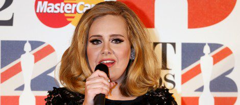Adele dedica una 'peineta' a los directivos de los Premios Brit 2012 por interrumpir su discurso