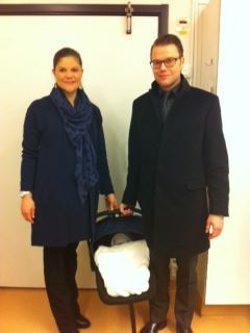 Victoria y Daniel de Suecia con su hija