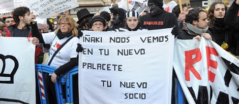 Carteles con protestas contra Iñaki Urdangarín