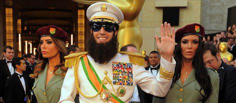 Sacha Baron Cohen desafía a la Academia de los Oscar 2012 vestido de El General Aladeen