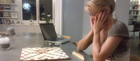 Shakira jugando al Scrabble