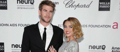 Miley Cyrus y Liam Hemsworth en una fiesta post Oscar 2012
