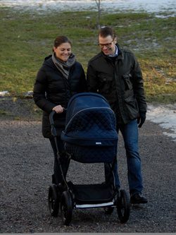 Los Príncipes de Suecia de paseo con su hijo