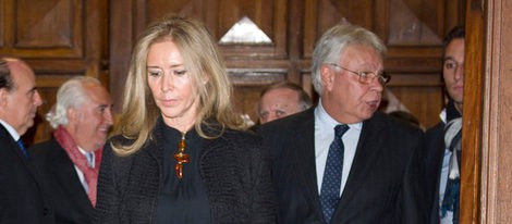 Felipe González, el mejor apoyo de su novia Mar García Vaquero en el funeral por su madre María Vela
