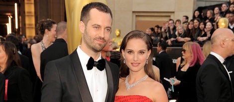 Natalie Portman y Benjamin Millepied lucen unos sospechosos anillos en la alfomnra roja de los Oscar 2012