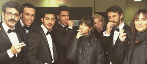 El elenco de 'La embajada' durante un descanso del rodaje | Instagram