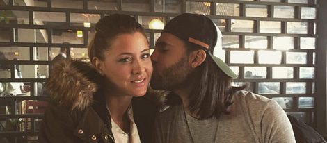 Sergio Sánchez besa con ternura en la mejilla a su mujer / Instagram