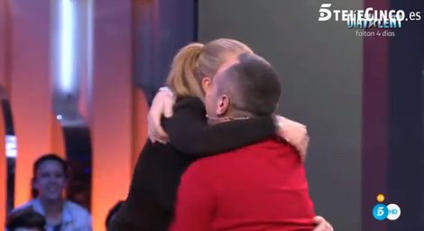 Víctor Sandoval abrazando a Belén Esteban tras saber que entrará en 'GH VIP 4' / Telecinco.es