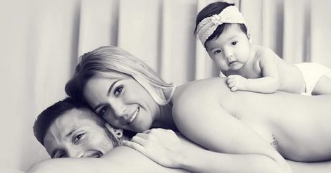 Tamara Gorro y Ezequiel Garay posan con su hija Shila / Instagram