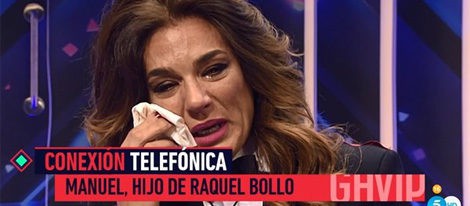 Raquel Bollo, muy emocionada mientras habla con su hijo Manuel | telecinco.es
