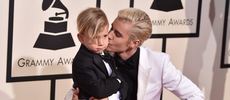 Justin Bieber y su hermano Jaxon en los Premios Grammy 2016