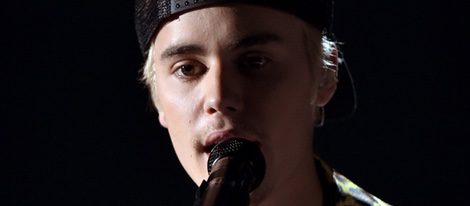 Justin Bieber durante su actuación en la gala de los Premios Grammy 2016