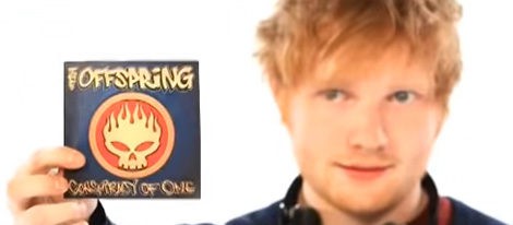 Ed Sheeran junto al primer álbum que se compró | MTV