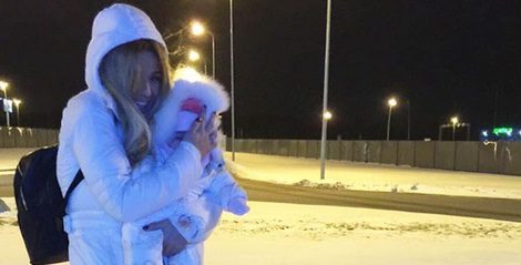 Tamara Gorro con su hija Shaila a su llegada a Rusia / Instagram