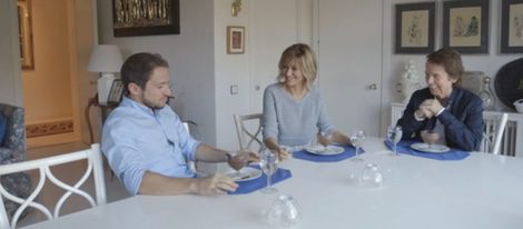 Manuel Martos, Susanna Griso y Raphael comiendo