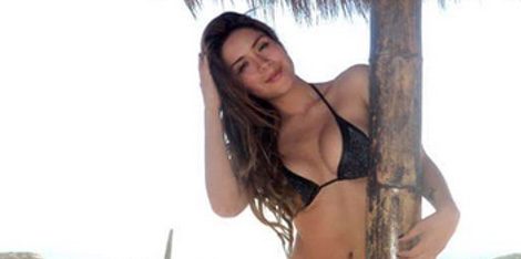 Miriam Saavedra posando en bikini / Twitter