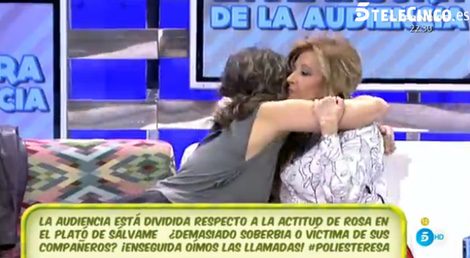 Paz Padilla y María Teresa Campos abrazándose / Telecinco.es