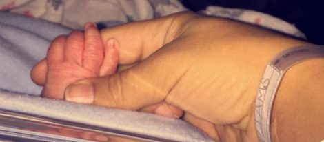 Crystal Renay cogiendo la manita del recién nacido / Instagram